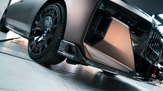 BMW i7 M70 / xDrive60 / eDrive50 G70 2023-ON & 7 Series 760i xDrive / 750e xDrive / 740i xDrive / 740i G70 2023-ON with Aftermarket Parts - AE Style Vacuumed Carbon Front Lip & side splitters from ArmorExtend